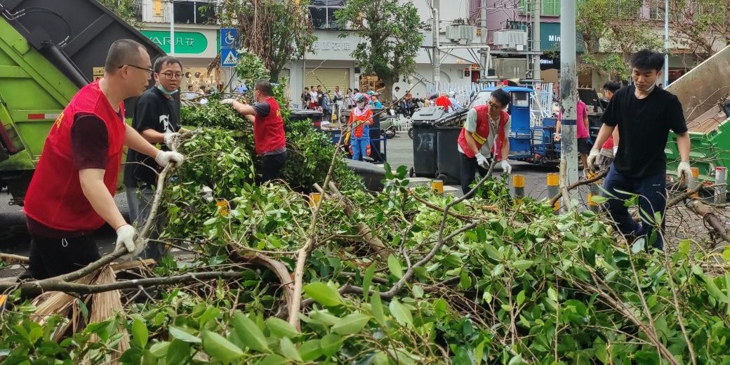 全力以“復” 重建家園｜清掃路面，清除路障……海南省醫療保障局這支災后恢復建設“先鋒隊”盡顯擔當